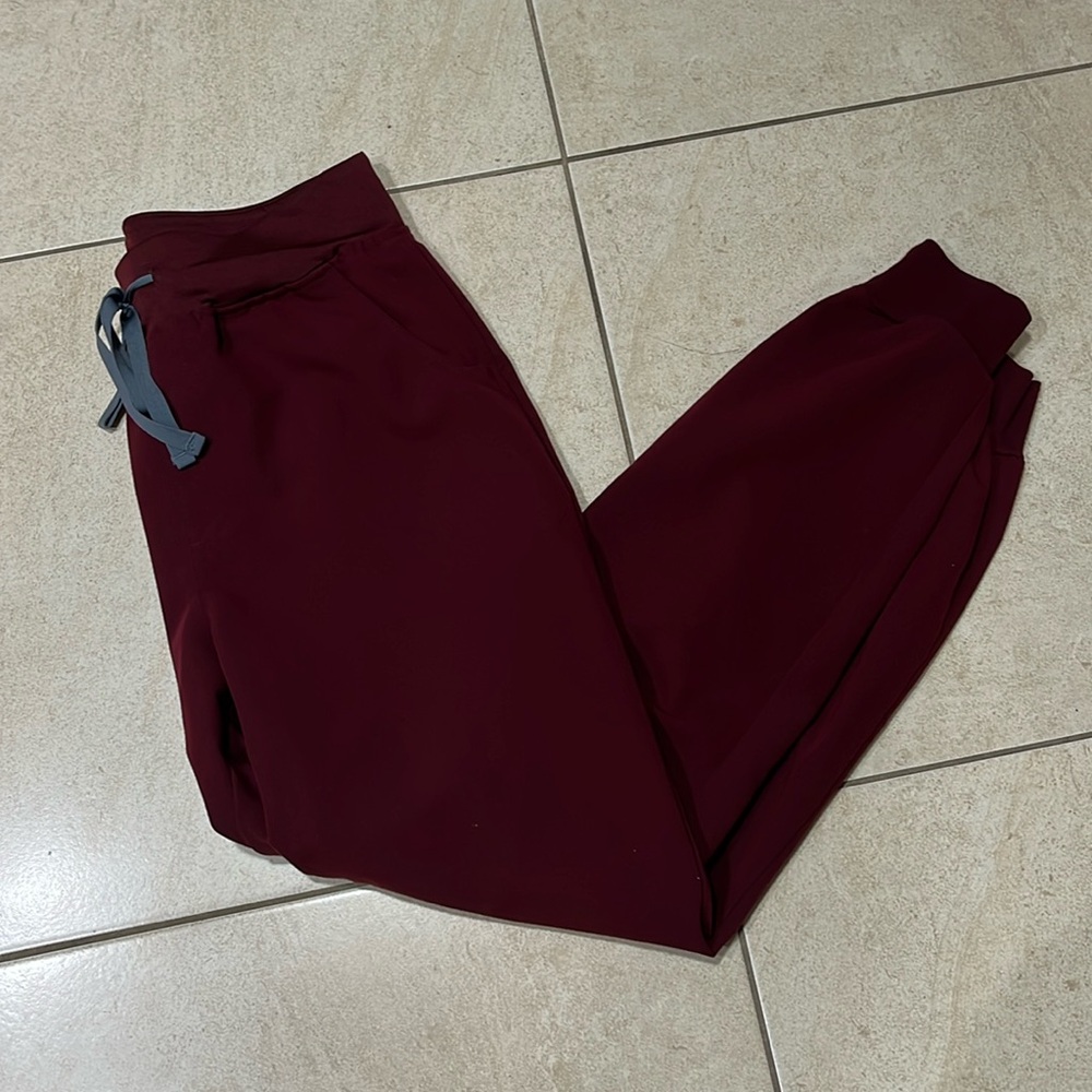 Figs Burgundy Zamora jogger scrub pants in size medium